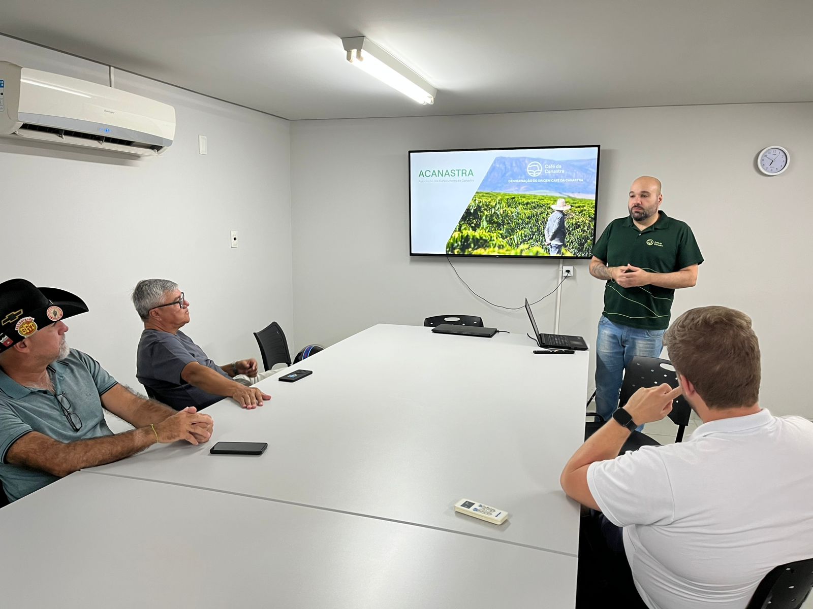 CÂMARA DE PIUMHI RECEBE REPRESENTANTES DA ACANASTRA PARA FORTALECIMENTO DA CAFEICULTURA REGIONAL