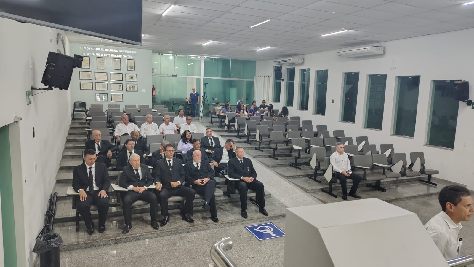 CÂMARA realiza 33ª sessão ordinária com homenagens e votação de projetos importantes