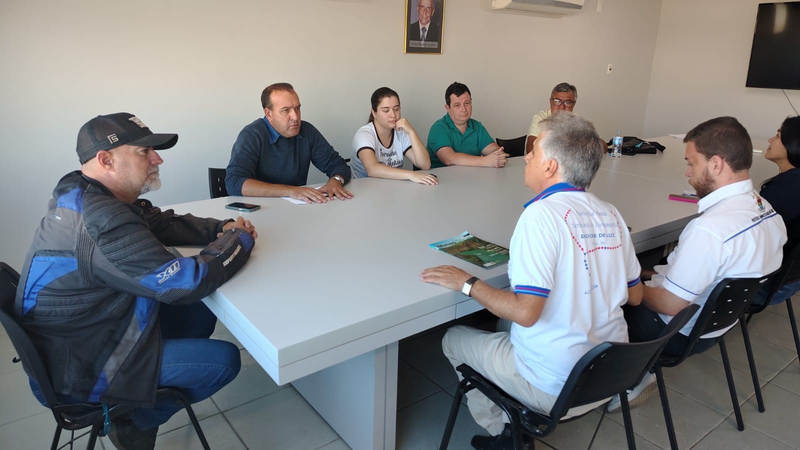 VEREADORES PARTICIPAM DE ENCONTRO COM REPRESENTANTES DAS PARÓQUIAS DE PIUMHI